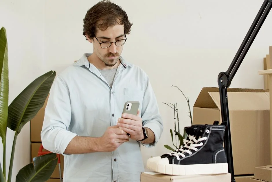 Dono de negócio fotografando o próprio produto com o celular
