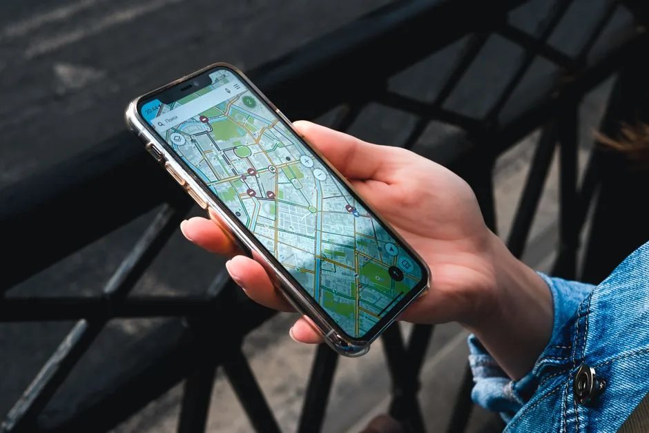 Mapa aberto no celular com vários pontos marcados na cidade