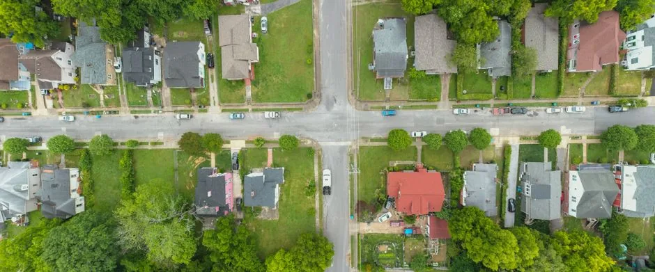 Vista de cima de um bairro, com ruas e quarteirões