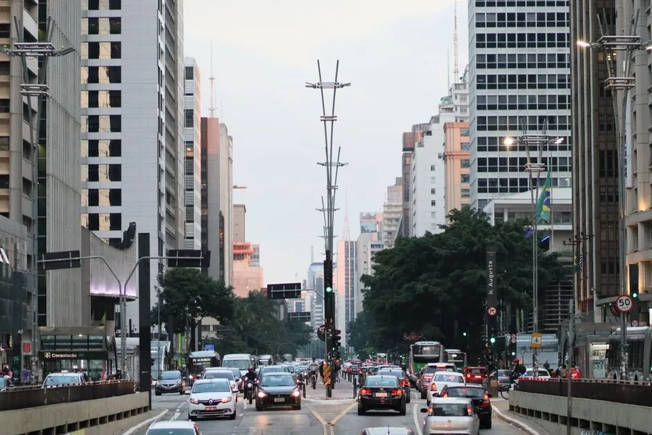Avenida comercial movimentada em cidade brasileira