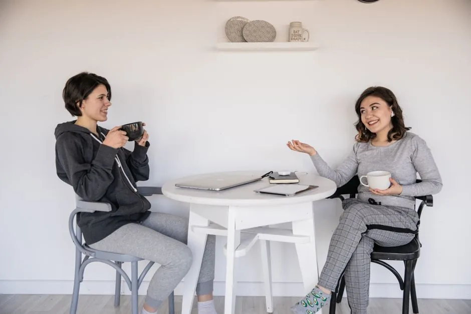 duas pessoas conversando de forma amigável, representando indicação entre clientes de uma clínica de estética