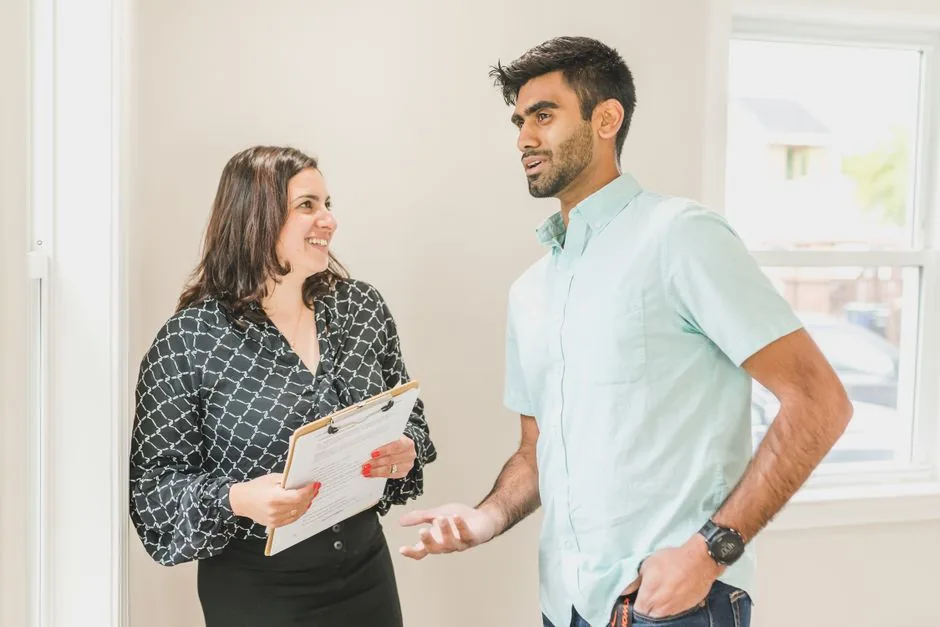 Prestadora de serviço conversando com cliente dentro de casa