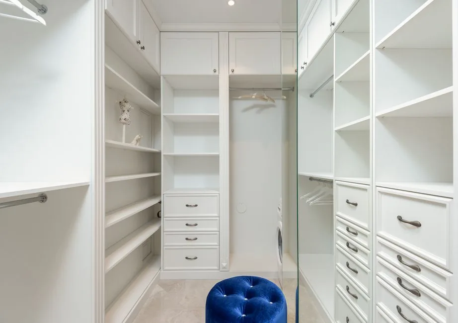 guarda-roupa organizado e elegante